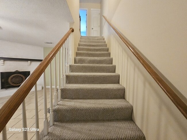 Building Photo - 615 Lilly Ln