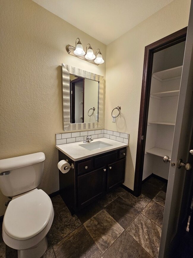 Building Photo - 3 BED | 2.5 BATH | SPLIT-FOYER HOME | DOUB...