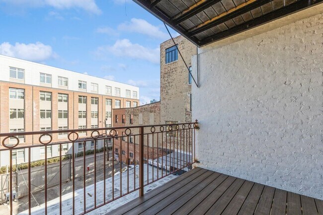 Building Photo - 192 Christopher Columbus Dr