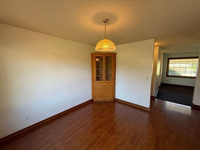 Building Photo - 460 SE Conifer Pl