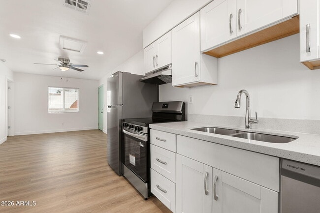 Building Photo - 1646 E McKinley St