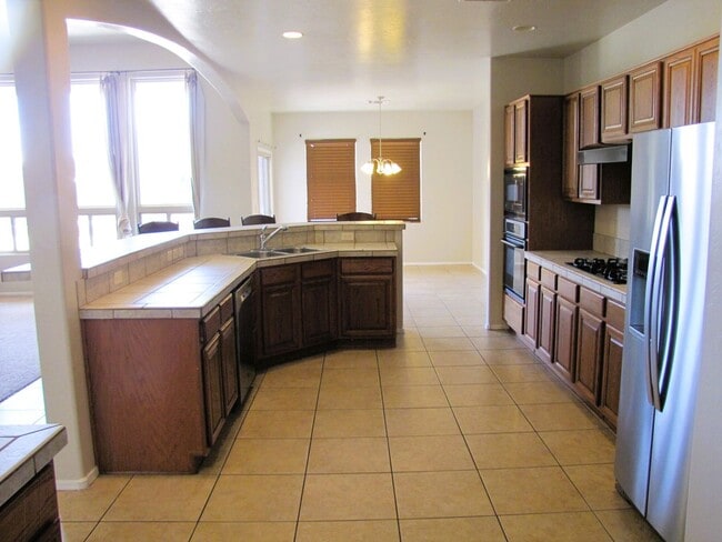 Building Photo - Spacious 3BR/2BA/2.5 CG, 2167 sq.ft. renta...