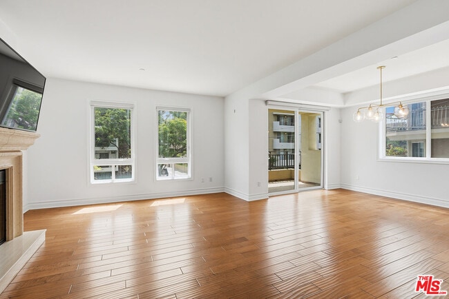 Building Photo - 325 S Arnaz Dr