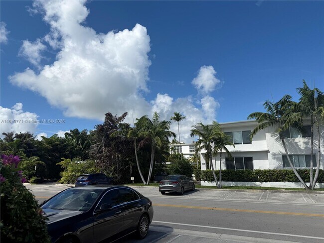 Building Photo - 1070 98th St