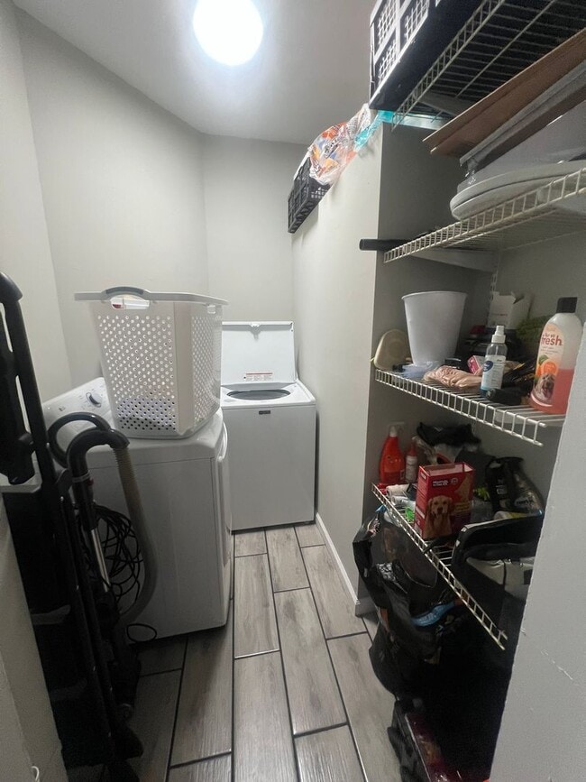 Building Photo - **Hawthorne Place** Pet Friendly 5 Large Bedrooms 2 Full Baths!