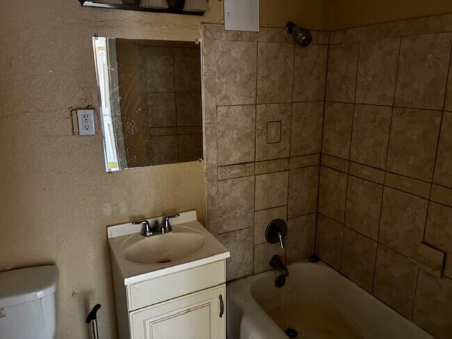 Building Photo - 311 W Ashley St