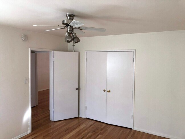 Building Photo - 1 Bed + 1 Bath Second Floor Unit!