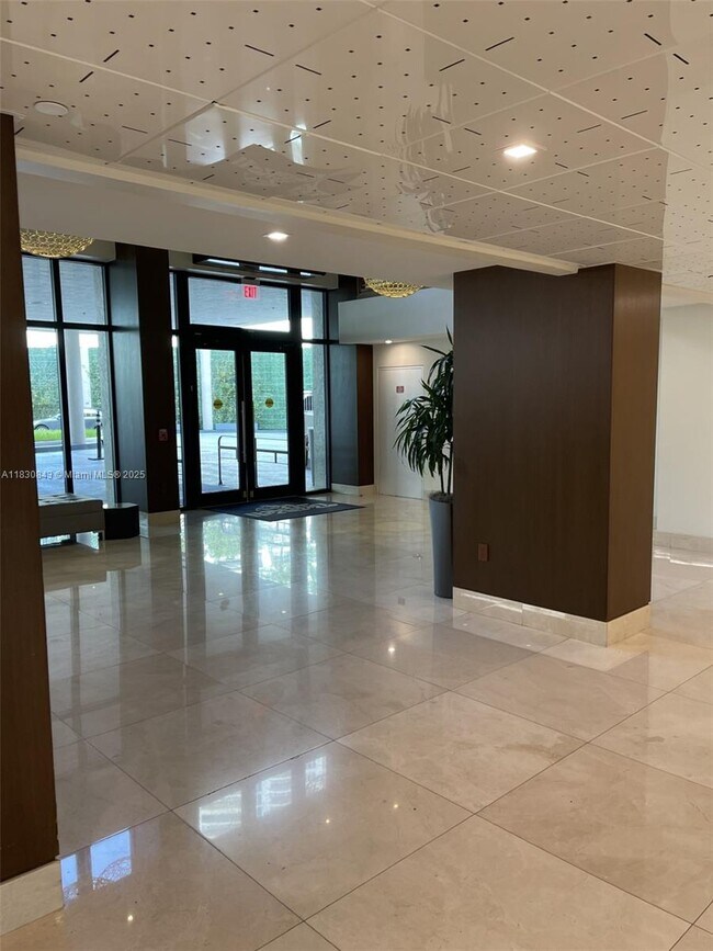 Building Photo - 540 Brickell Key Dr