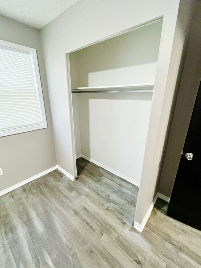 Building Photo - 4  Bedroom Home Ready Now