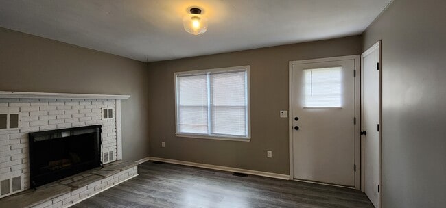 Building Photo - Woodland Hills