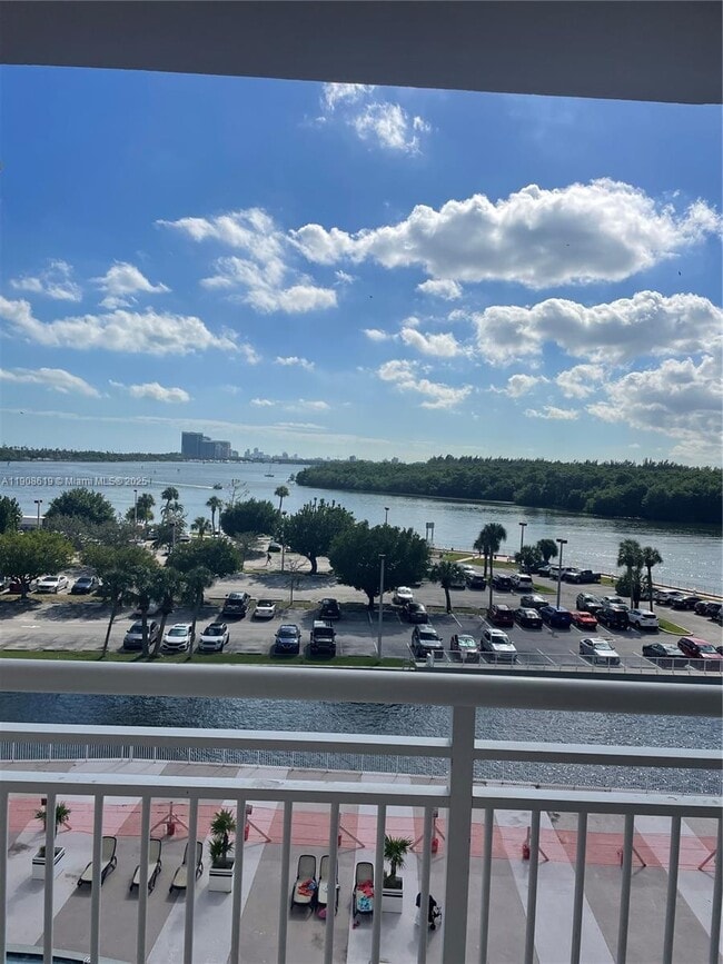 Building Photo - 400 Kings Point Dr