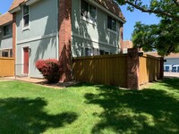 Building Photo - 2 Bedroom 1.5 Bath End Unit Townhome!