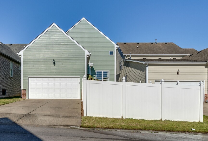 2 c.garage alley access with private courtyard - 7752 Porter House Dr