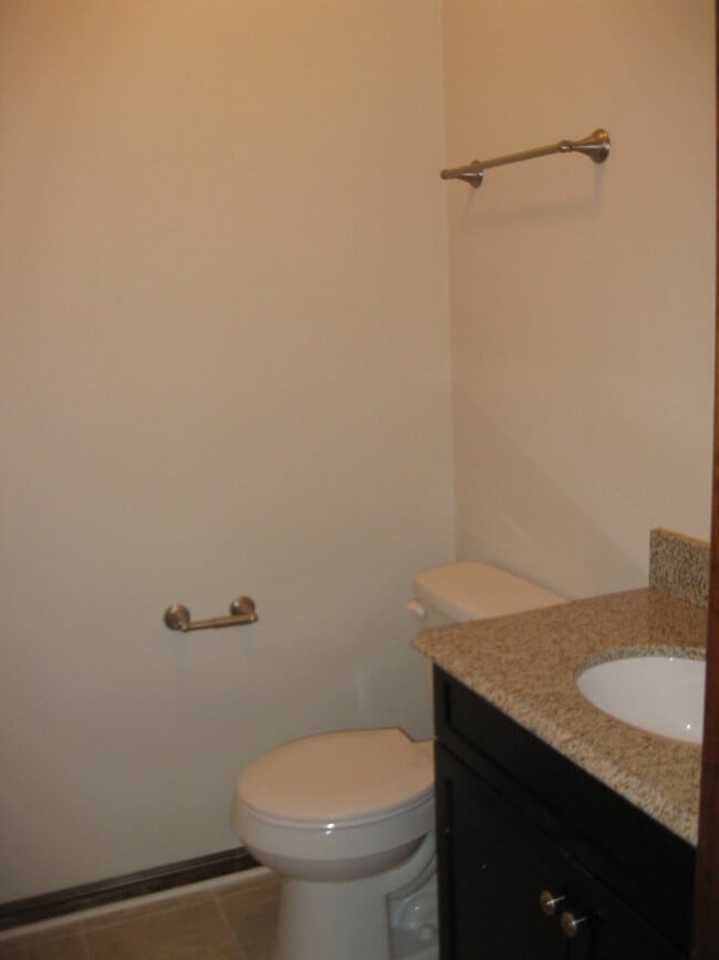 Building Photo - Lovely 3 bedroom Townhouse Available