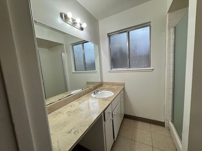 Building Photo - Three Bed, Two Bath Home In North Stockton