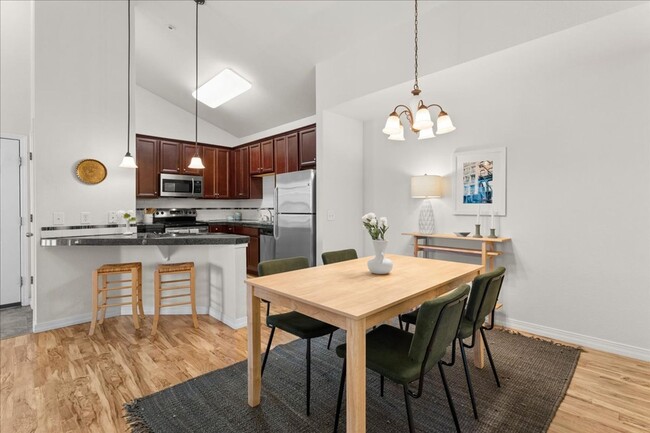 Building Photo - Beautiful 2 Bed 2 Bath Condo in Central Fo...