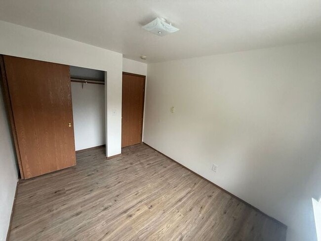 Building Photo - Well-Maintained 2 bed, 2 bath unit in 4-Pl...