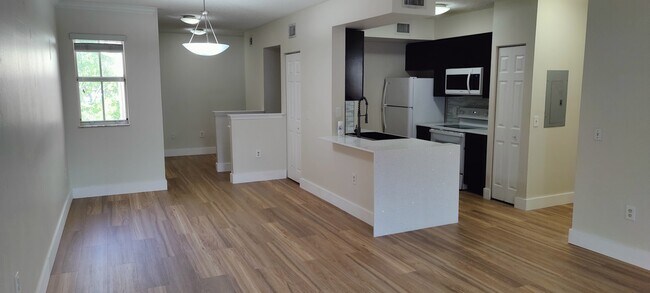 Building Photo - 2474 Centergate Dr