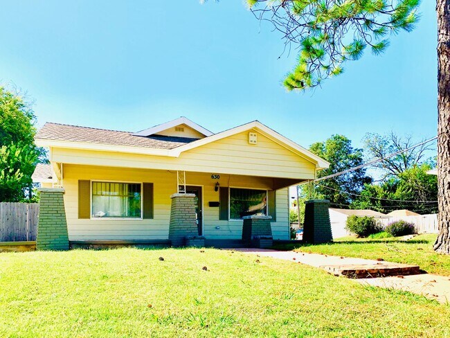 Building Photo - Beautiful 3BD 2BA Craftsman Home Located in Historic Mesta Park!!!