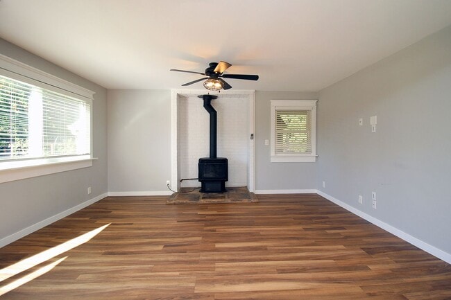 Building Photo - 805 NW Angeline Ave