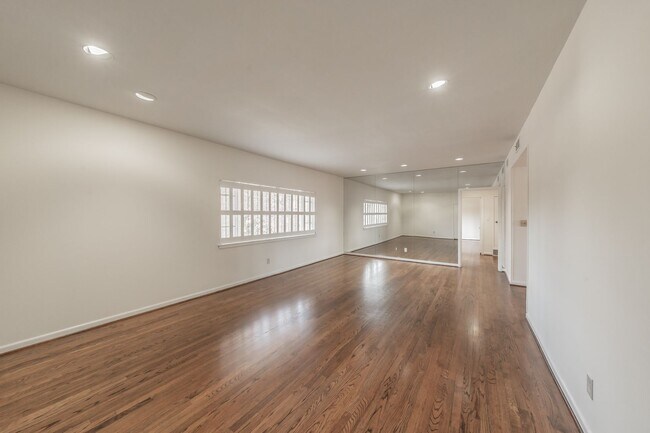 Building Photo - 2-bedroom, 2-bath condo located in the highly desirable Ridglea North neighborhood.