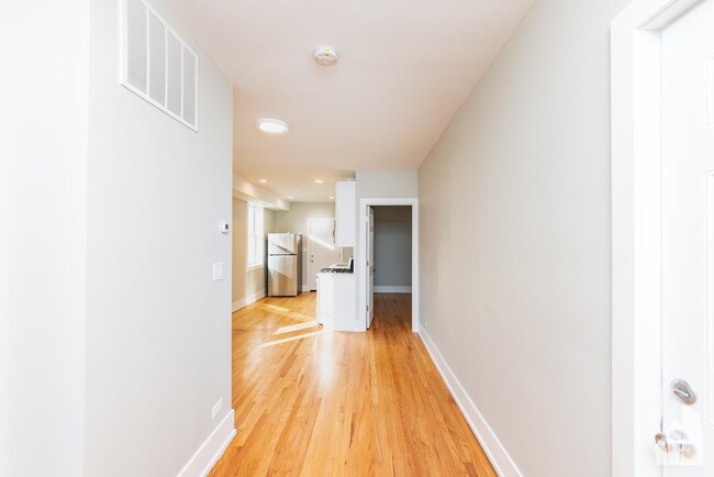 Building Photo - 2 bedroom in Chicago IL 60657