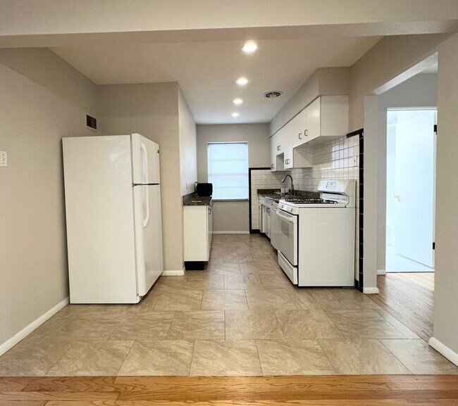 Building Photo - 5012-5014 Jamieson