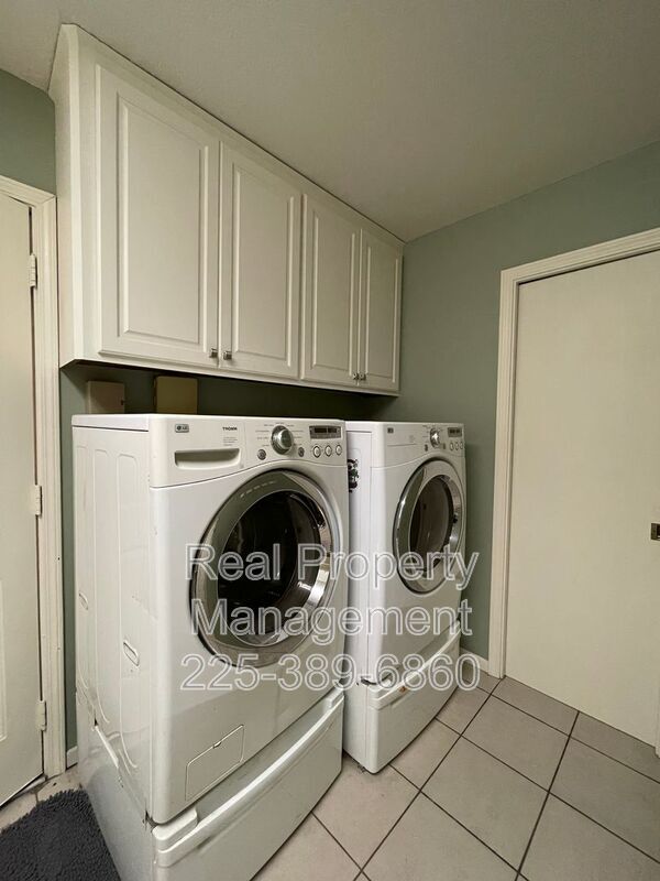 Building Photo - 5293 Chenango Dr