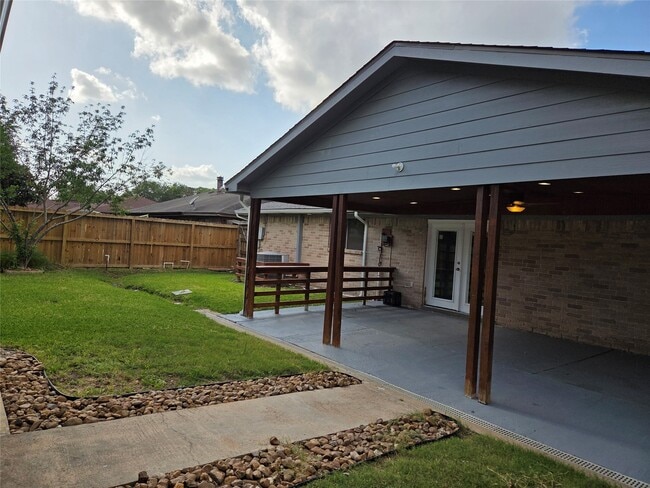 Building Photo - 15415 Beechnut St