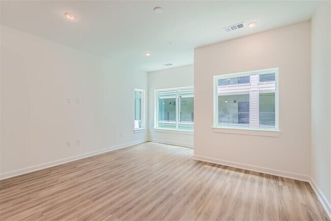 Building Photo - 4802 S Congress Ave