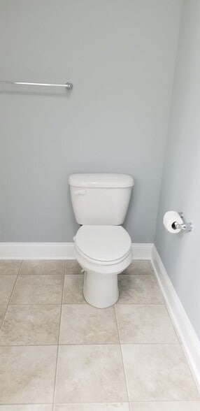 Building Photo - 2000 Fountainview Cir