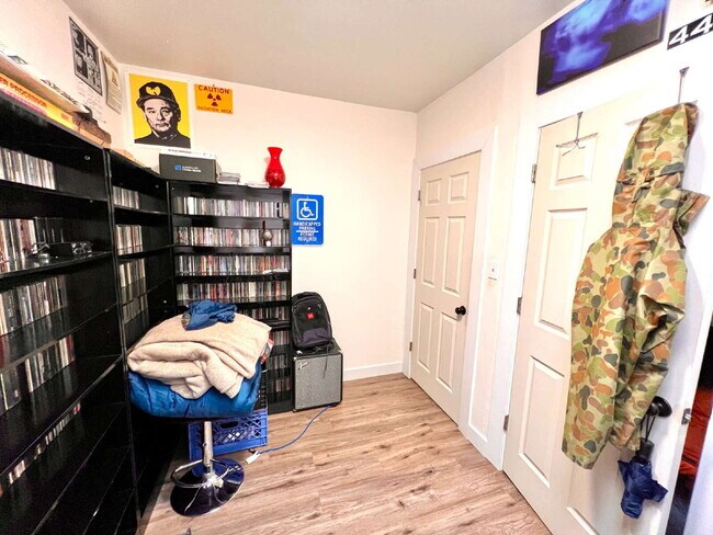 Building Photo - Corner Unit in the Heart of the Tacoma Art District!