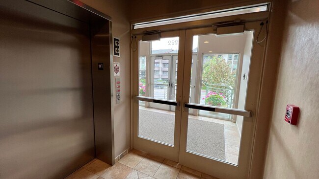 Building Photo - High End (2) Bedroom, (2.5) Bathroom Condo...