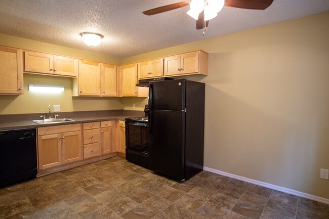 Building Photo - Garden Level 2 Bedroom in Trendy Buckman Neighborhood!