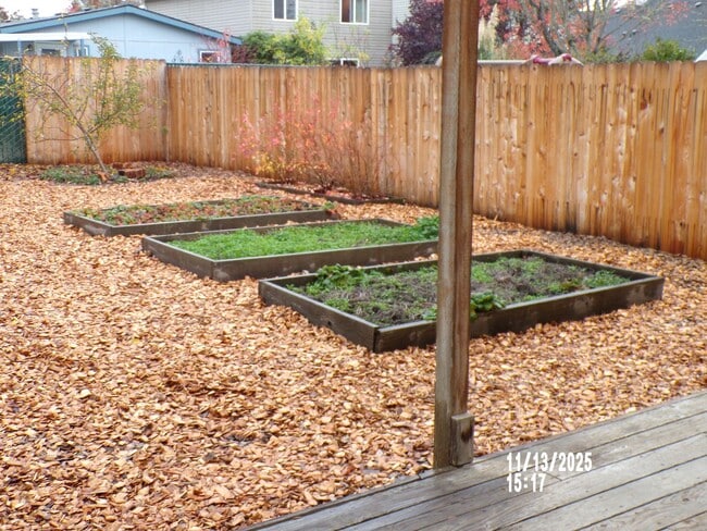 Building Photo - Charming house close to parks