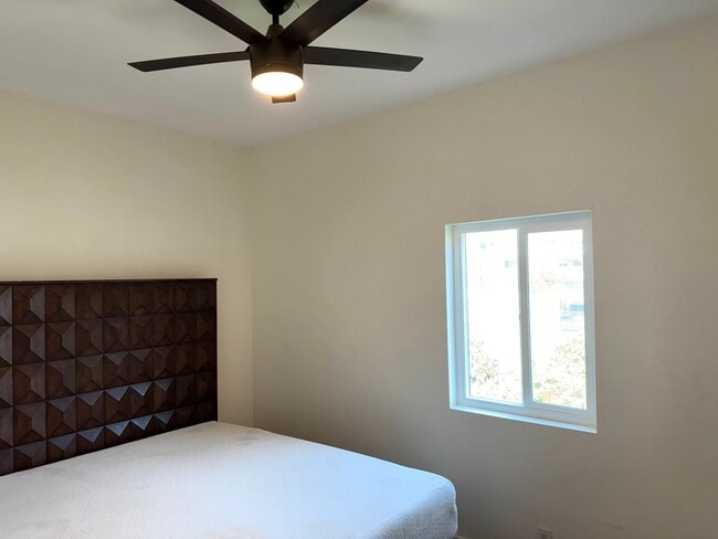 Building Photo - 4 Bed 2 Bath in Echo Park with Back Patio
