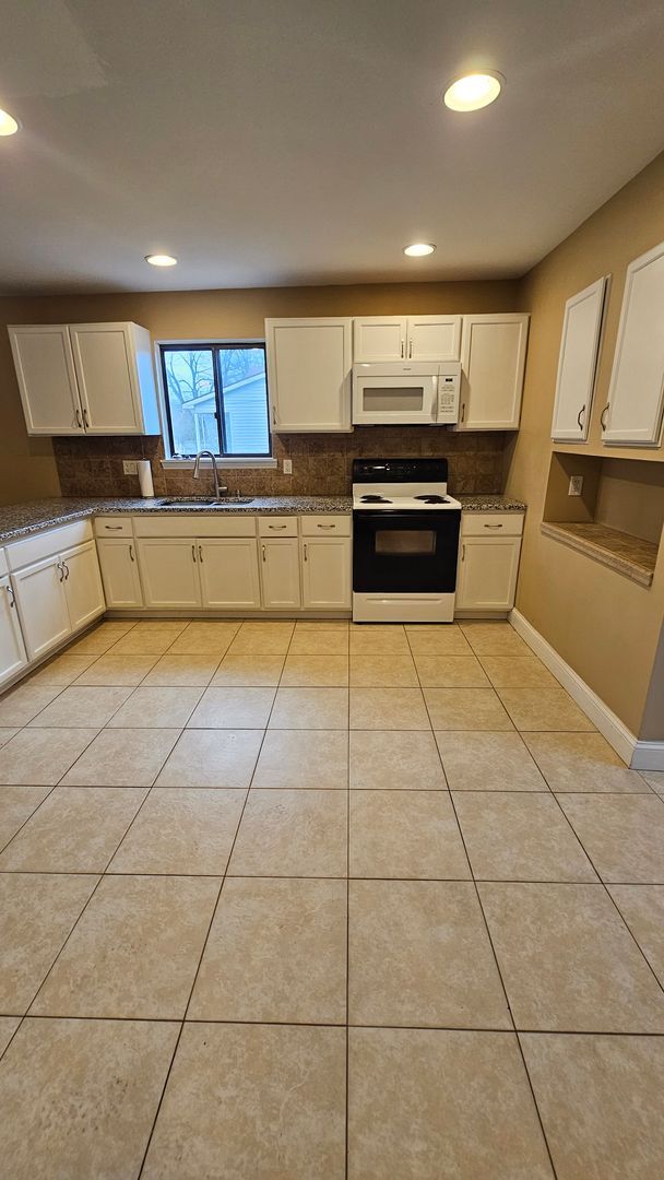 Building Photo - UPDATED BEAUTIFUL 3 BEDROOM/2 BATH