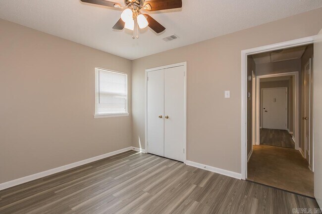 Building Photo - 1576 Skyline Dr