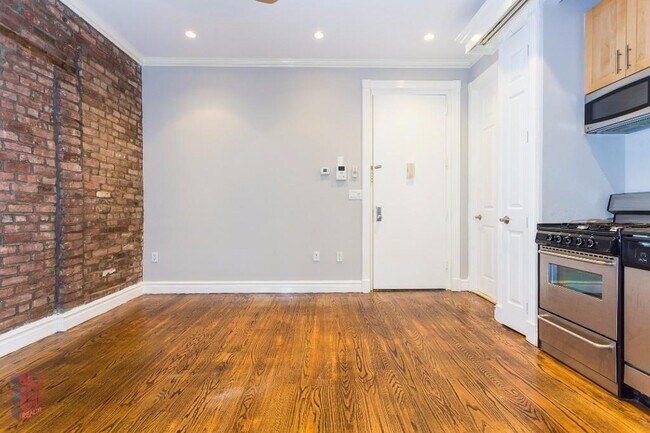 47 1/2 E 1st Street (2nd & 1st Ave), #4R - 47 1/2  E 1st Street (2nd & 1st Ave), #4R
