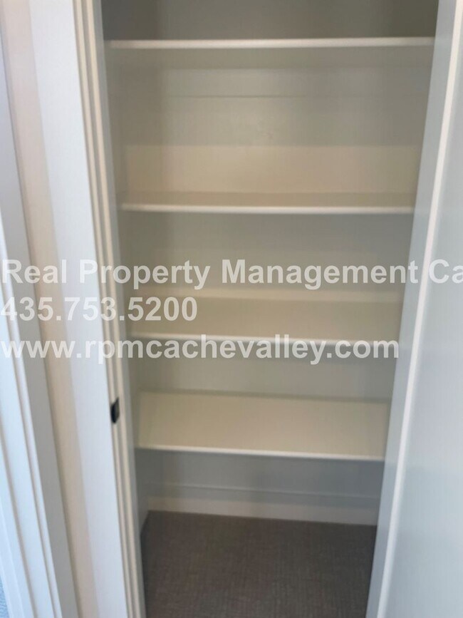 Building Photo - Gorgeous 3 br 2 bath home in Hyde Park! Ha...