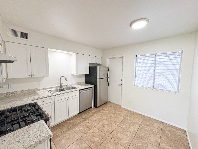 Building Photo - 5105 S La Rosa Dr