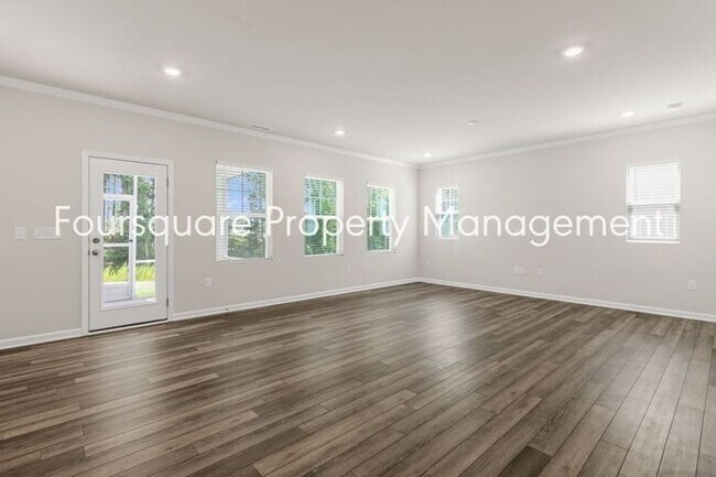 Building Photo - Spacious End-Unit Townhome with 2nd Floor Loft, Screened-In Porch & 2-Car Garage , High-Speed Int...