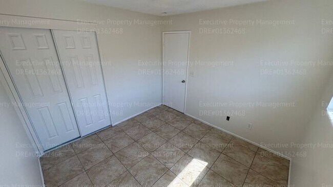 Building Photo - 2 bedroom 1.5 bathroom townhouse located in East Bakersfield Move In Special on Approved Credit