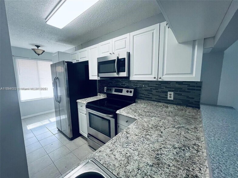 Building Photo - 1069 Coral Club Dr