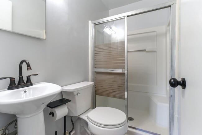 Building Photo - Move in ready 3 bedroom 2.5 Bath in Gaithe...