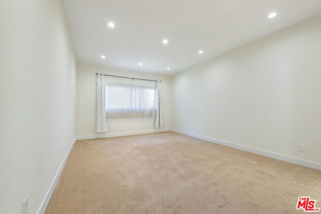 Building Photo - 1727 S Bentley Ave