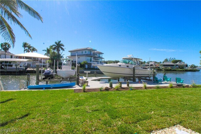 Building Photo - 4879 Esplanade St