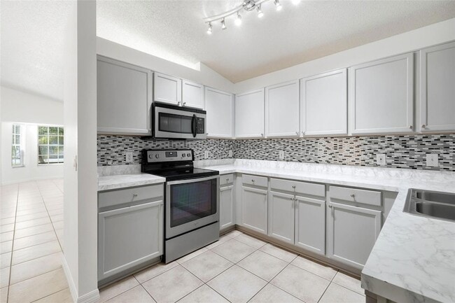 Building Photo - 13817 Valleybrooke Ln