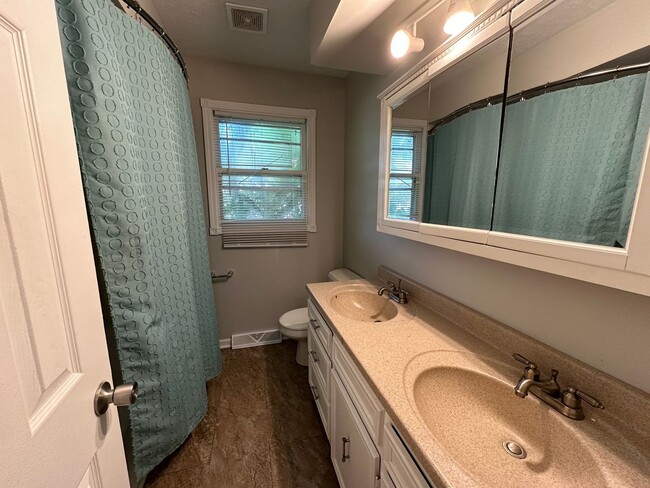 Building Photo - Single Family Home in Alto!