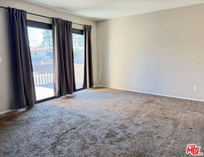 Building Photo - 6716 Clybourn Ave